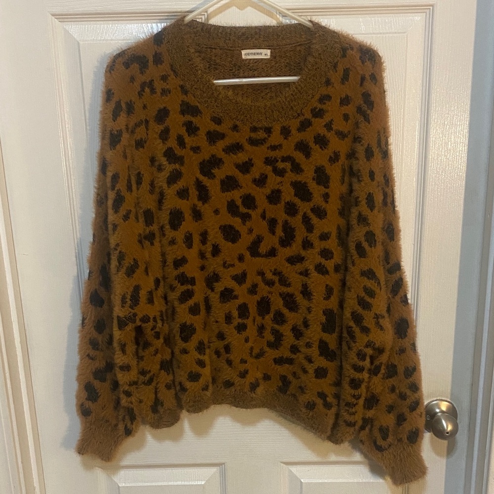 Chic Leopard Print Crew Neck Sweater